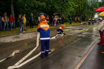 Weil im Schoenbuch: Tag der offenen Tuer von Feuerwehr, DRK und DLRG lockt trotz Wetter viele Besucher an